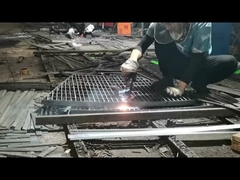 303 کانال های راهرو گالوانیزه ی شبکه ایمنی ضد لغزشی پله های سوراخ شده ی پله های فلزی